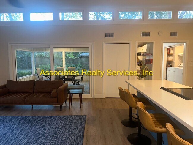 Building Photo - 3 Bed/2 Bath Spacious Home in Mason Manor! Screened Porch and Fenced Backyard!!!