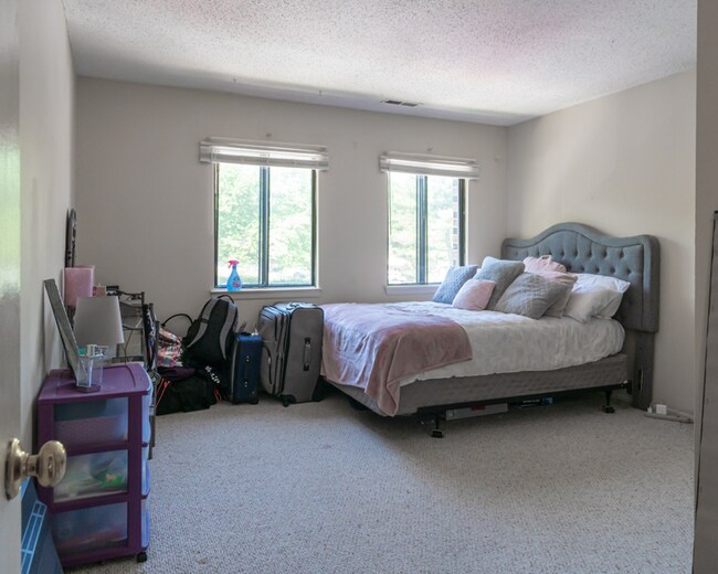 Building Photo - 10 Longstream Ct