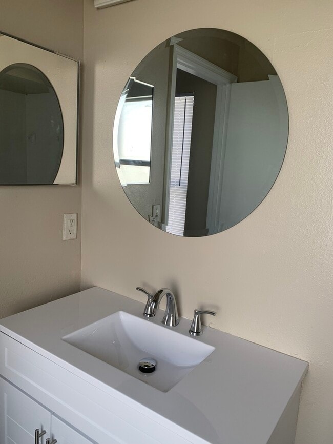 Building Photo - Charming 3/2 Spacious Home Located in the ...