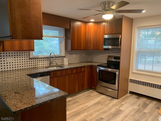 Building Photo - 3 Meadow Dr