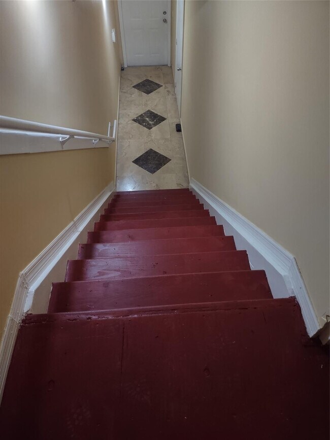 Building Photo - 2404 Belmont Ln