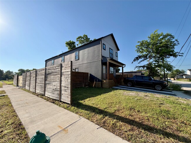 Building Photo - 1002 E 33rd St