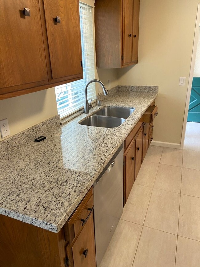 Building Photo - Spacious Duplex in Great Mountain View Area!