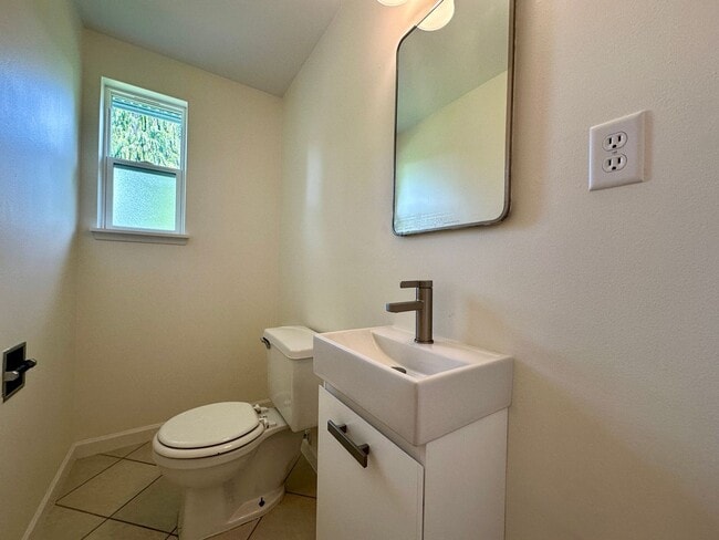 Building Photo - 3bd/1.5ba Shoreline Home