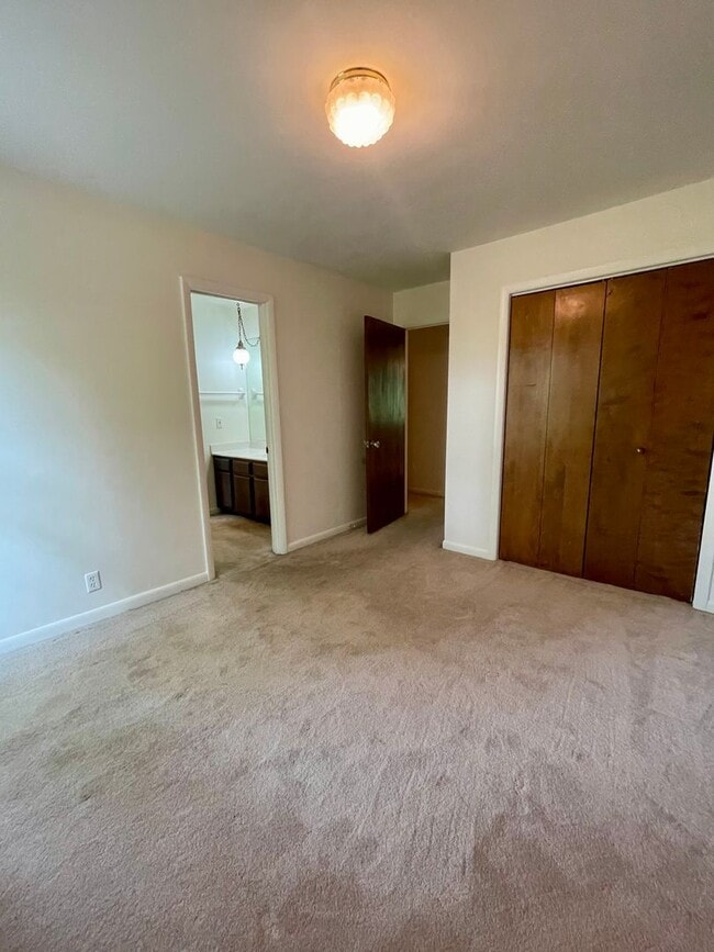 Building Photo - 6808 River Ridge Dr