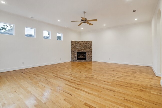 Building Photo - 1412 Castle Ct