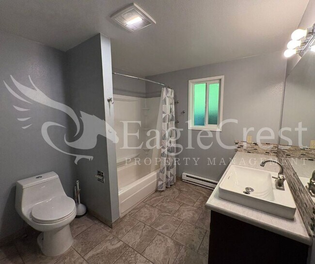 Building Photo - Three Bedroom, One Bathroom Home with Larg...