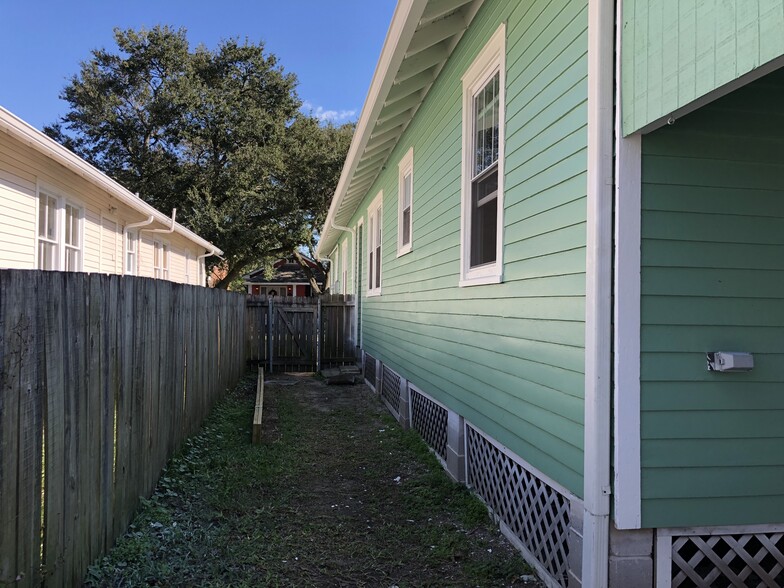 sideyard - 5834 Catina St
