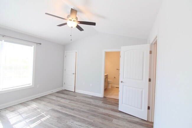 Building Photo - Stylish and Spacious Townhome Near Sentara...