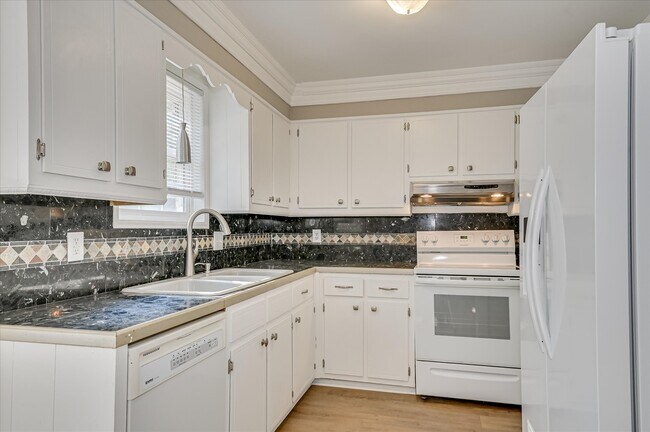 Building Photo - 238 Cavalier Dr