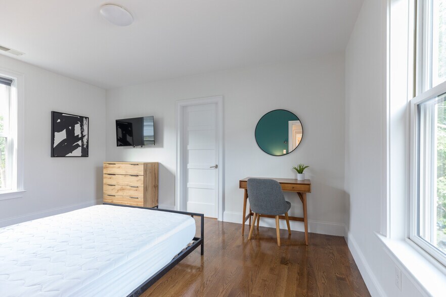 Building Photo - 121 Centre St