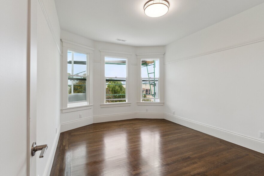 Building Photo - 671 7th Ave