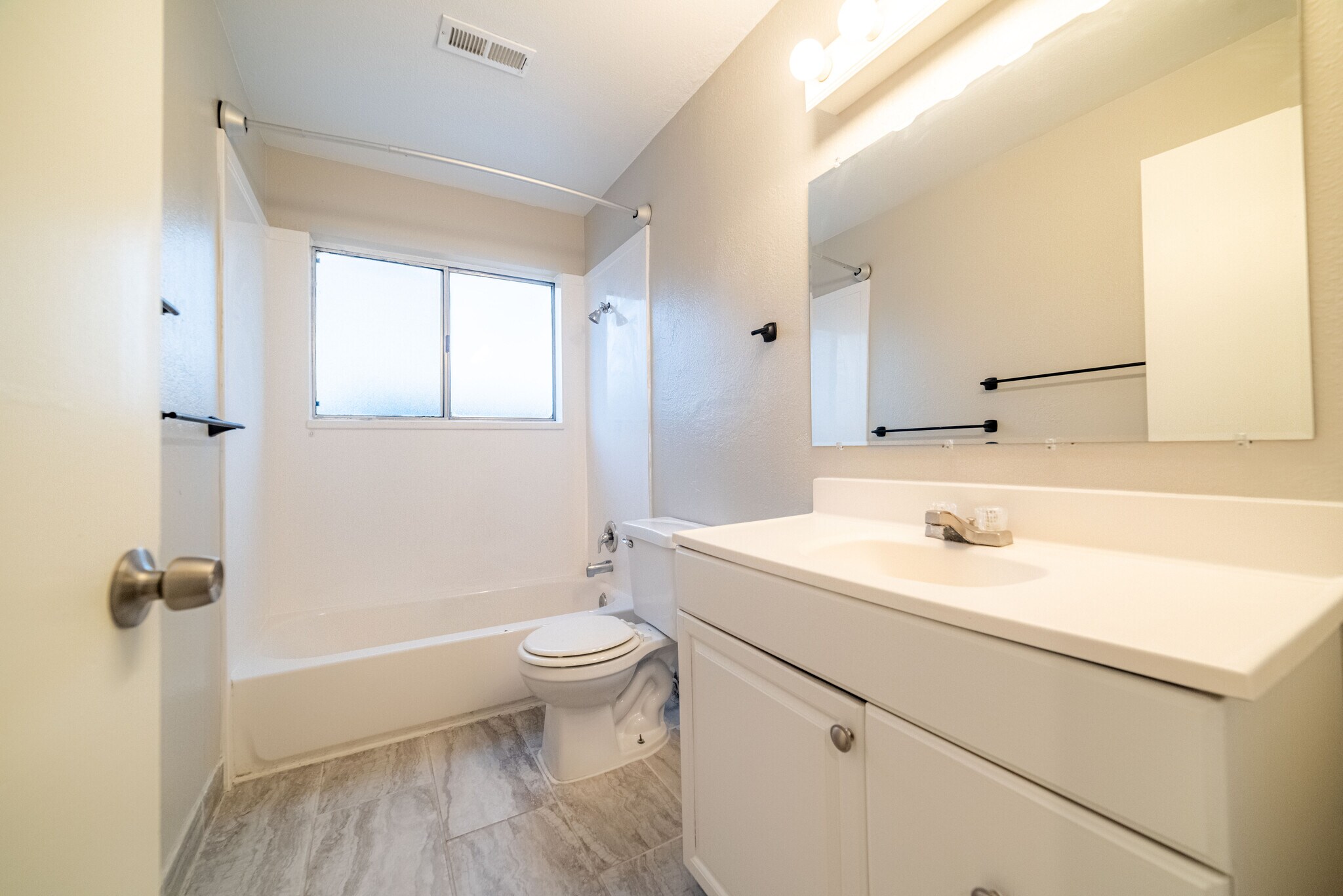 Building Photo - 269 Montgomery St W