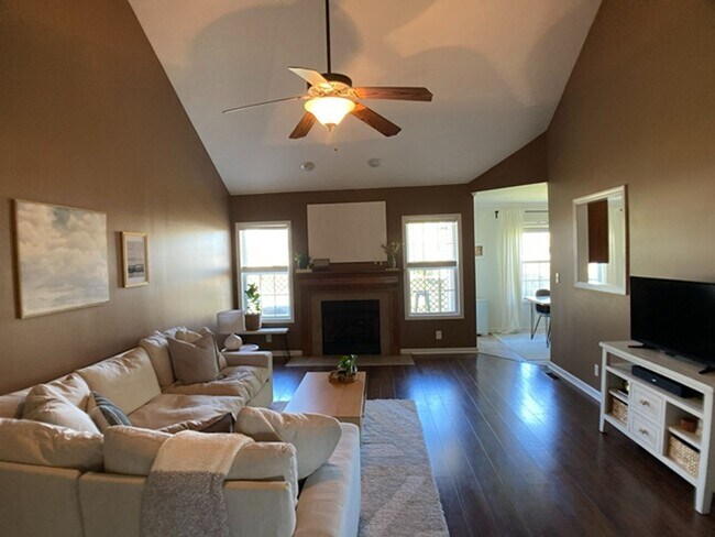 Building Photo - $1800 3 Bedrooms 2.5 Bath Brick Home with a bonus room!