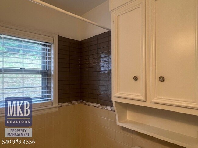 Building Photo - 2-Possibly 3 Bedroom completly remodeled home in Clearbrook