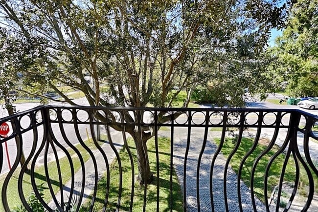 Building Photo - 422 S Habana Ave