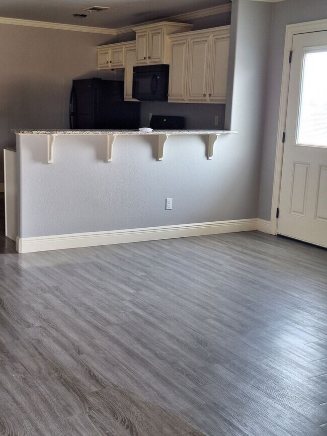 Building Photo - 3 bedroom Duplex