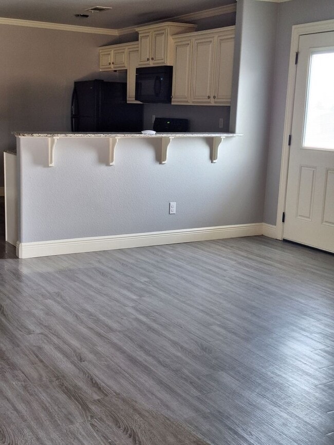 Building Photo - 3 bedroom Duplex with move in special