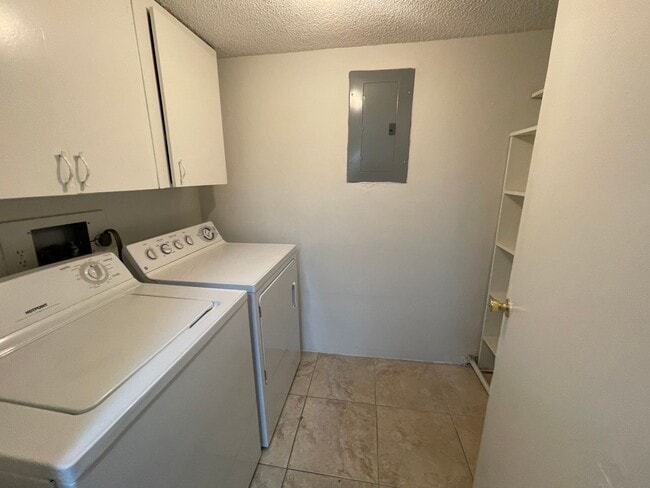 Building Photo - 3 Bed/2 Bath Condo in Windhover Condominiu...