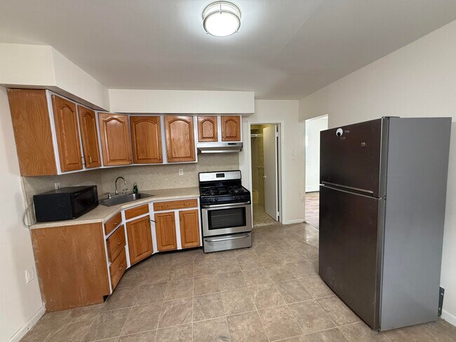 Building Photo - 129 W 20th St