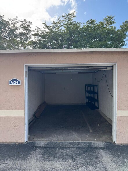 Building Photo - 10420 SW 158th Ct