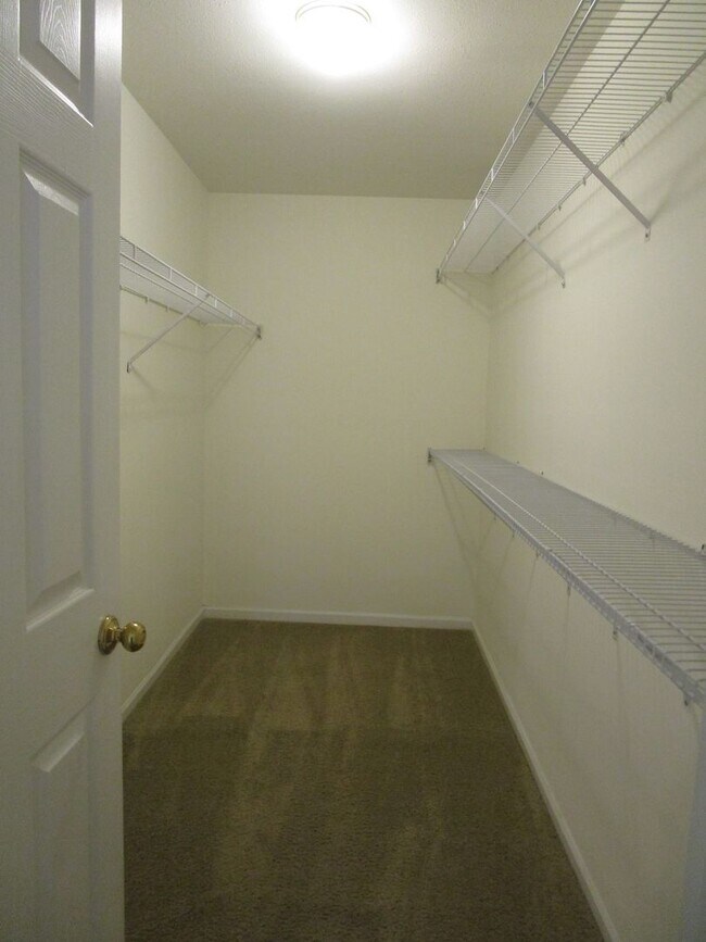 Building Photo - 5004-5006-5006 Betty Jean Way