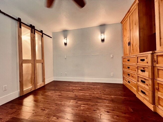 Building Photo - Renovated Uptown District Top Floor Condo in the Hillcrest