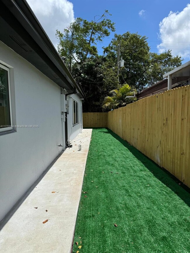 Building Photo - 4028 SW 49th Ct