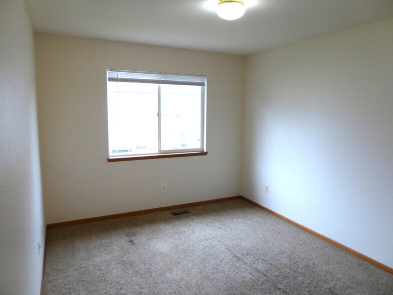 Building Photo - 1637 Westbridge Dr