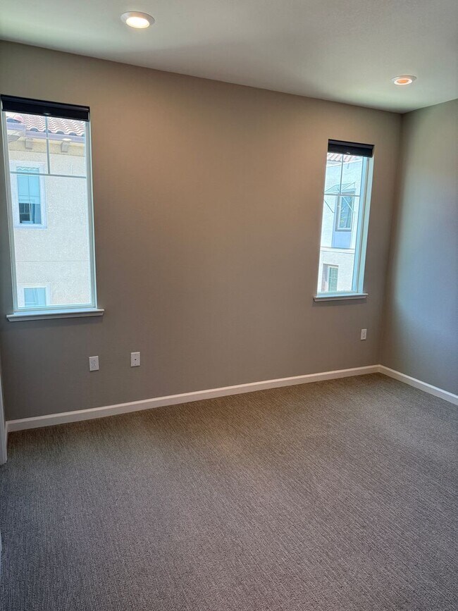 Building Photo - PENTHOUSE CONDO IN COMMUNICATION HILL | 2B...