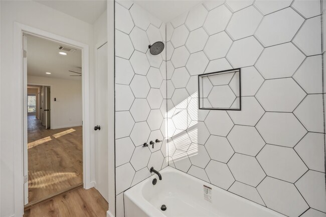 Building Photo - 5942 Ridgeway Dr