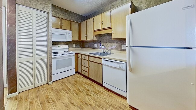 Building Photo - Great 3/2 patio home available now!