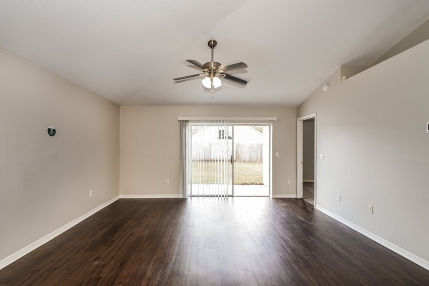 Building Photo - 1327 Maximilian Dr