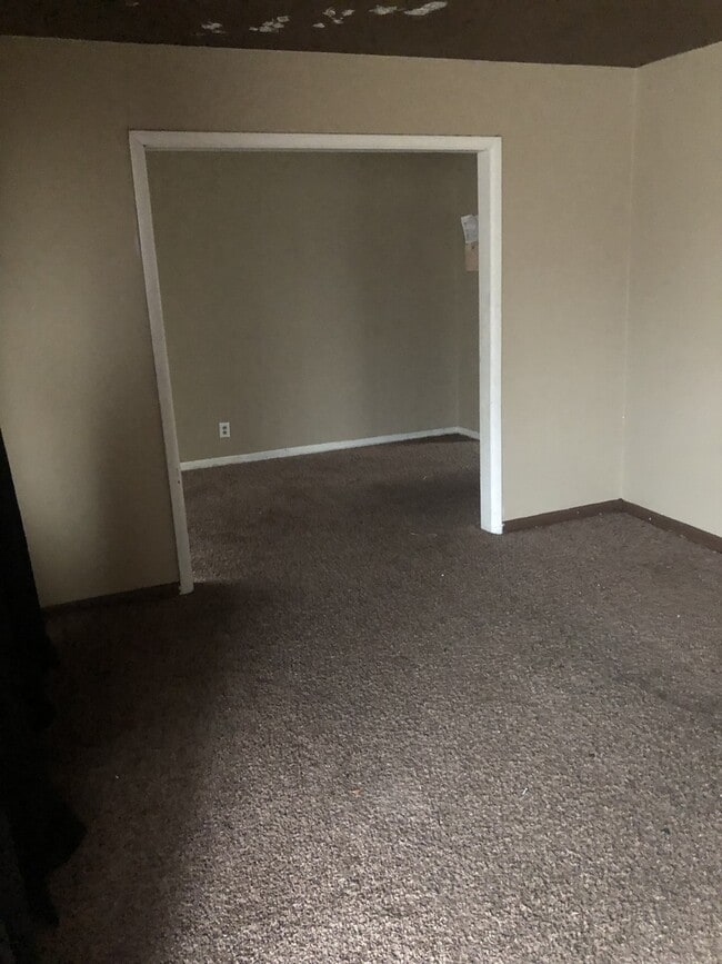 Building Photo - 3 bdrm w/garage