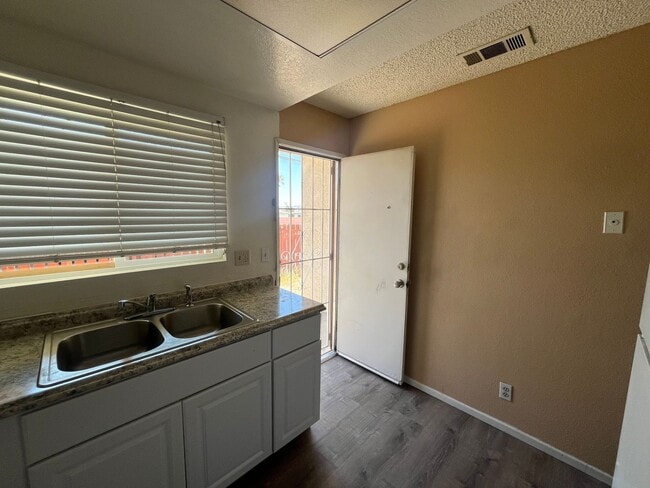 Building Photo - 1161 Barstow Rd