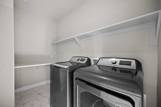 Building Photo - Modern 4 Bedroom, 2 Bathroom Westside Home with Balcony Views of Garden of the Gods!