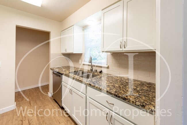 Building Photo - Remodeled Single-Family Home Close to Whitman College