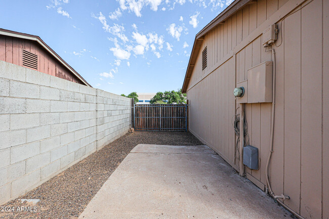 Building Photo - 4137 E Roeser Rd