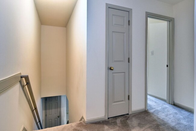 Building Photo - Nicely Updated Townhome