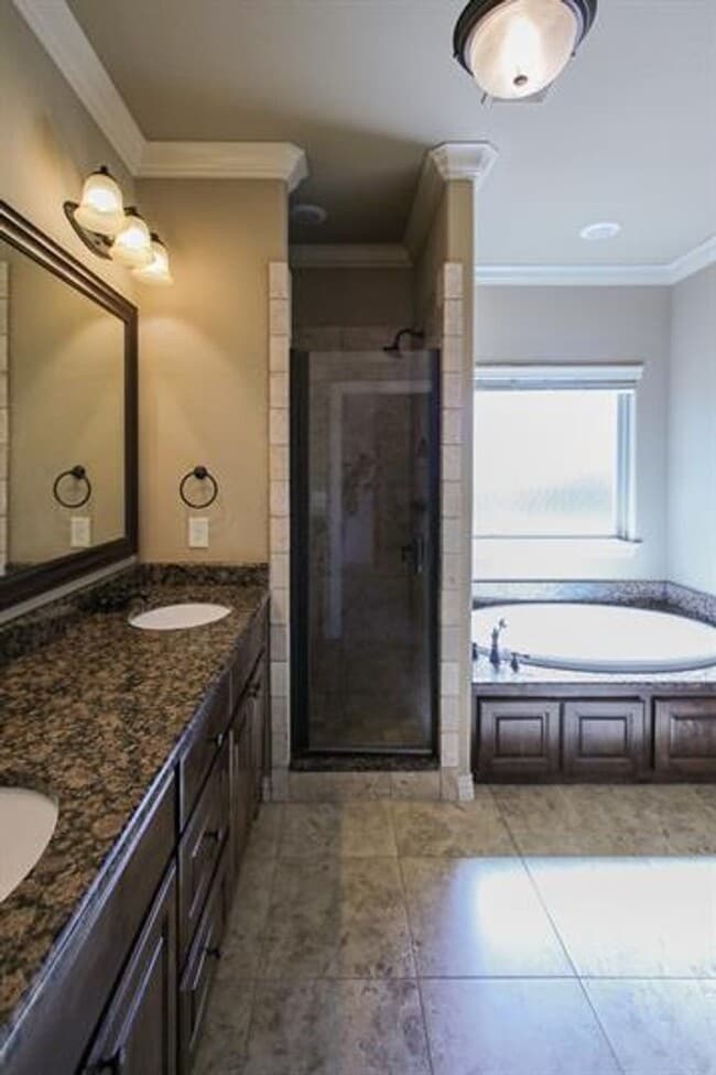 Building Photo - Gorgeous 2300+ feet house!