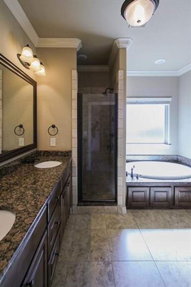 Building Photo - Gorgeous 4-Bedroom Home Ready to move in ASAP.