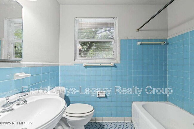 Building Photo - 3827 Colebrooke Dr