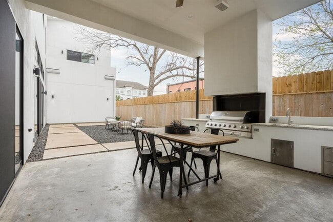Building Photo - 118 Tuam St