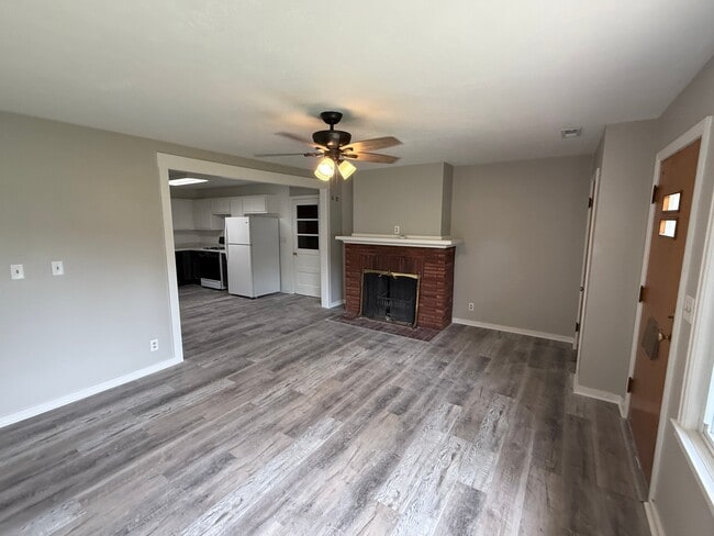 Building Photo - 802 Crestview Dr