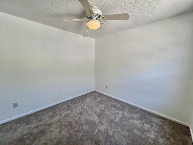 Building Photo - Newly remodeled 3 bed 2.5 bath townhome in...
