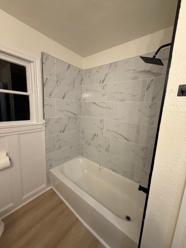 Building Photo - 305 Waller St