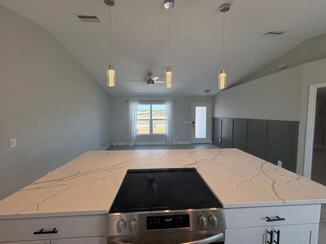 Building Photo - 3/2/2 with Solar!