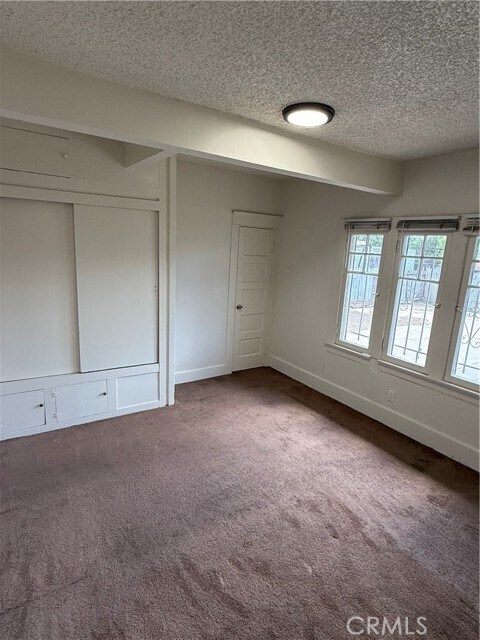 Building Photo - 860 W 56th St
