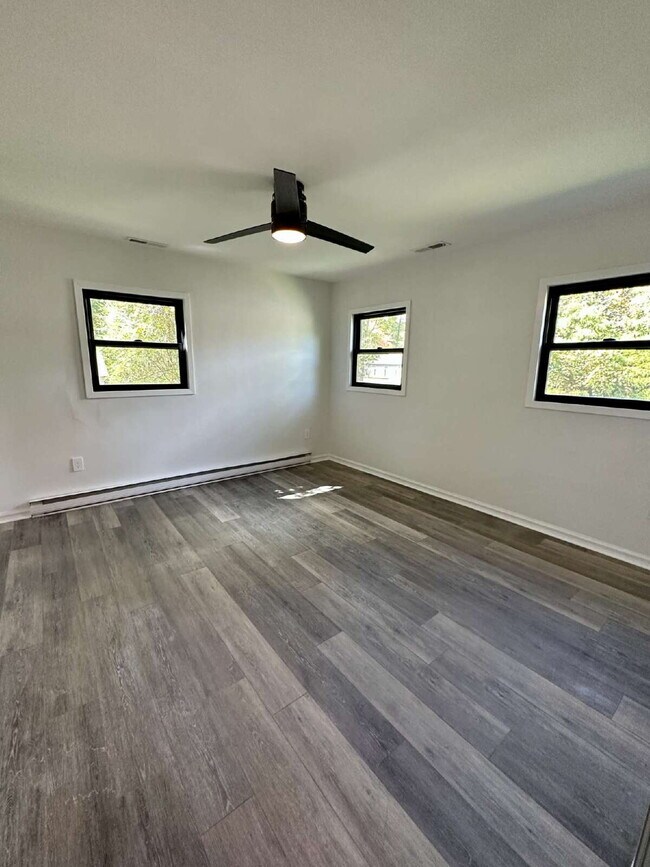 Building Photo - "Charming 2-Bed Gem with Granite Elegance ...