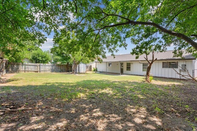Building Photo - 10100 Woodglen Dr
